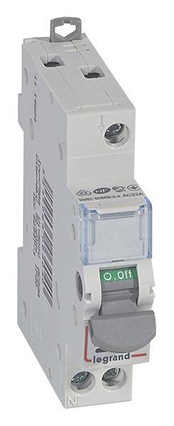 Ein grauer Leistungsschalter mit grünem 'On'- und rotem 'Off'-Schalter von Legrand, montiert in einer elektrischen Schalttafel.