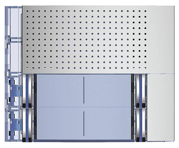 Obenansicht eines technischen Geräts mit perforierter Metallabdeckung und darunter liegenden, blauen Komponenten in symmetrischer Anordnung.