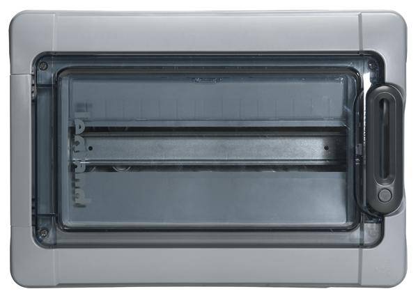 Grauer, verschlossener Sicherungskasten mit durchsichtigem Plastikdeckel und einem Griff an der rechten Seite.