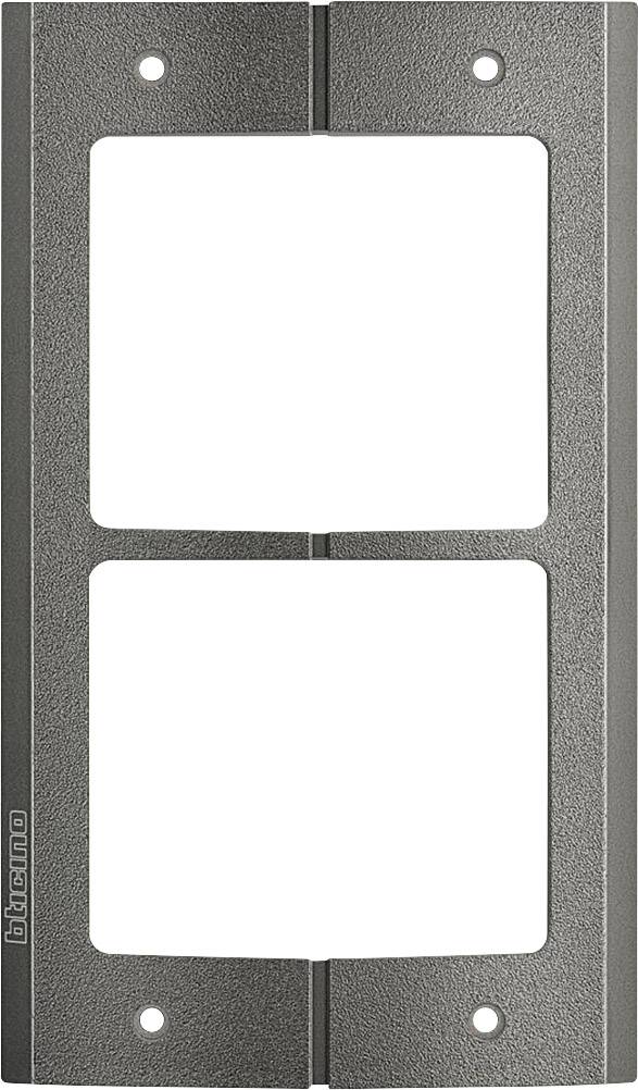 Zweifach-Rahmen in Anthrazit für Steckdosen oder Schalter, rechteckige Öffnungen, Logo 'Bticino' auf der linken unteren Seite.