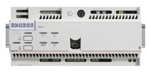 Ein weißes Steuergerät mit verschiedenen Anschlüssen, einem Display mit Zähler und Reset-Knopf. Es ist auf einer DIN-Schiene montiert.