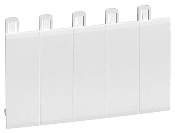 Fünf weiße, rechteckige Kunststoffteile in einer Reihe, möglicherweise Teile eines modularen Systems oder Abdeckungen.