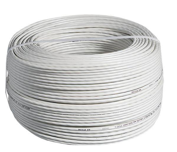 Eine große Rolle aus weißem Kabel, dicht gewickelt, auf weißem Hintergrund.