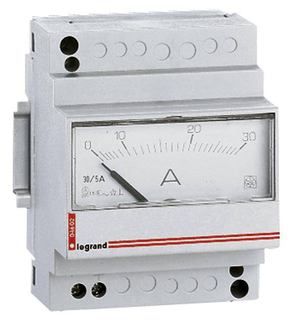 Amperemeter in silbernem Gehäuse mit analoger Anzeige. Skala in Amperes, 0 bis 30. Nadel zeigt aktuellen Stromfluss an.