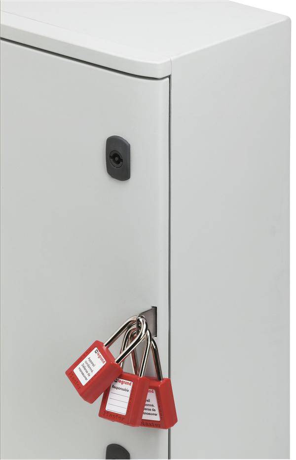 Schrank mit drei roten Vorhängeschlössern an der Tür.