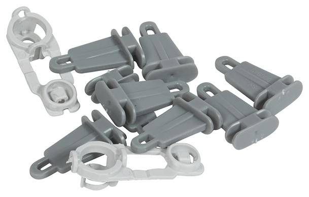 Graue und weiße Schutzkappen für Möbelmontage. Die Kappen sind verstreut auf einer Oberfläche angeordnet.