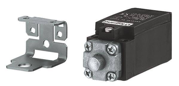 Ein schwarzer Schaltersensor mit silbernem Befestigungsteil daneben. Hauptkomponenten eines Sicherheitsschaltersystems.