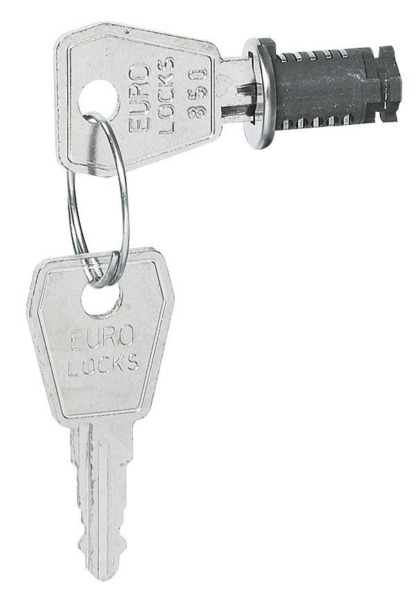 Zwei silberne Metallschlüssel auf einem Ring, einer eingesteckt in einen schwarzen Zylinderaufsatz, der von einem silbernen Ring gehalten wird.