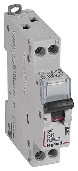 Ein elektrischer Leistungsschalter von Legrand, Modell DX3, mit der Aufschrift 'B6' und einem kleinen Hebel zur Stromsteuerung.