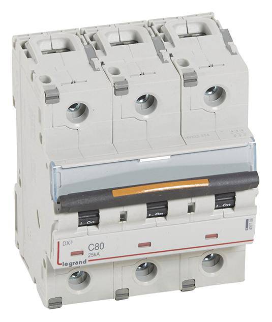 Dreipoliger Leistungsschalter mit Kippschaltern in Off-Position, zur Steuerung elektrischer Systeme, montierbar auf DIN-Schienen.