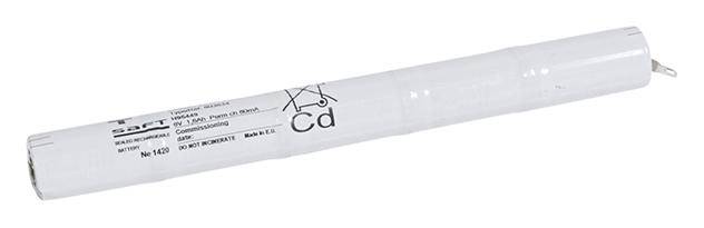 Zylinderförmiger, weißer Akkupack mit Chemikalienkennzeichnung 'Cd' für Cadmium. Eignung als Energiequelle, z. B. in tragbaren Geräten.