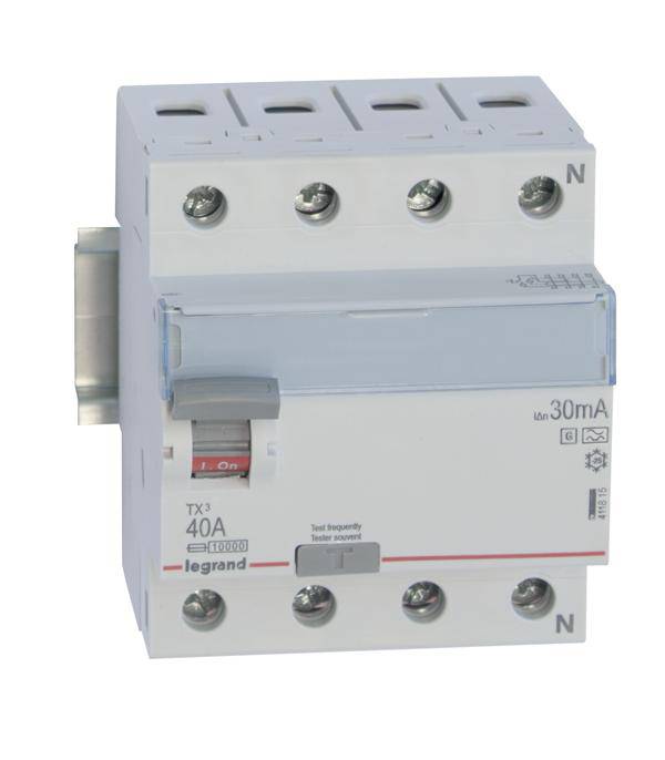 Ein Fehlerstrom-Schutzschalter (RCCB) mit 40A Nennstrom und 30mA Auslösung, montiert in einem Gehäuse, mit Ein-/Ausschalter.