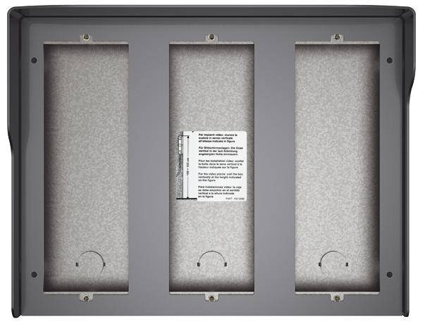 Gehäuse mit drei leeren Fächern und einem zentralen, schwer lesbaren Schild. Wahrscheinlich für elektronische oder elektrische Komponenten.