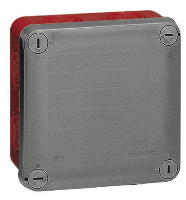 Elektrischer Verteilerkasten von Legrand mit grauer Abdeckung und rotem Hintergrund, geeignet für Installationen gemäß Schutzart IP55.