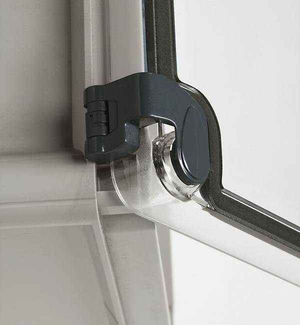 Ein Scharnier mit Drehmechanismus an einem transparenten Behälterdeckel; zeigt die Befestigung und Funktion des Verschlusses.