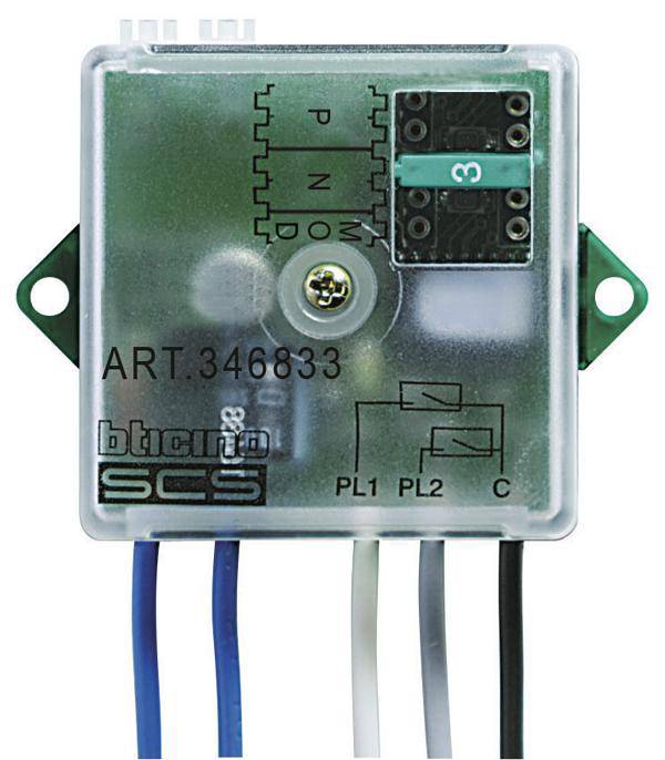 Ein elektronisches Modul mit grünen Halterungen und mehreren Anschlüssen. Ein dialschalter zeigt Positionen P, N, D und M an.