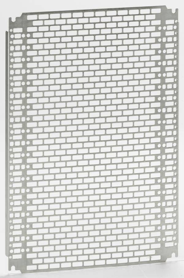 Silbernes perforiertes Metallblech mit rechteckigen Aussparungen, vertikal aufgestellt.