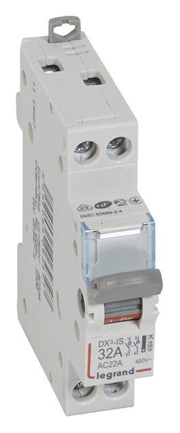 Leistungsschalter mit Aufschrift 32A, AC22A, 400V, Legrand, weißes Gehäuse, grauer Schalter, blaue transparente Abdeckung.