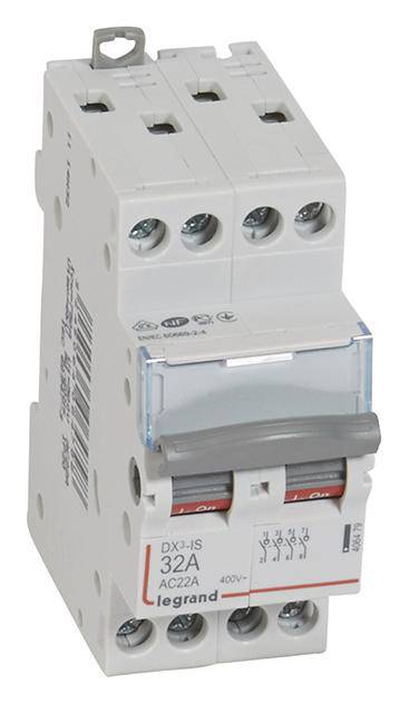 Ein dreipoliger Leitungsschutzschalter von Legrand mit der Aufschrift '32A AC22A'. Verwendet zur elektrischen Sicherheit in Schaltkreisen.