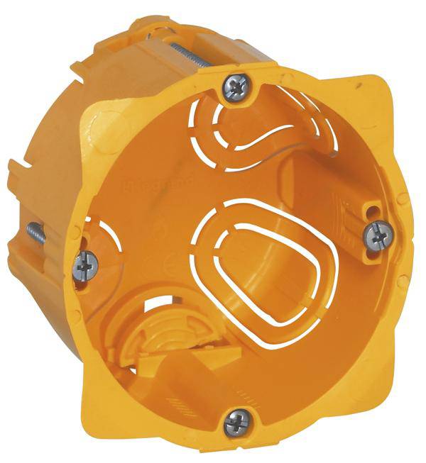 Eine orangefarbene Hohlwanddose mit mehreren Schraubenlöchern, die zum Einbau von elektrischem Zubehör in Wänden verwendet wird.