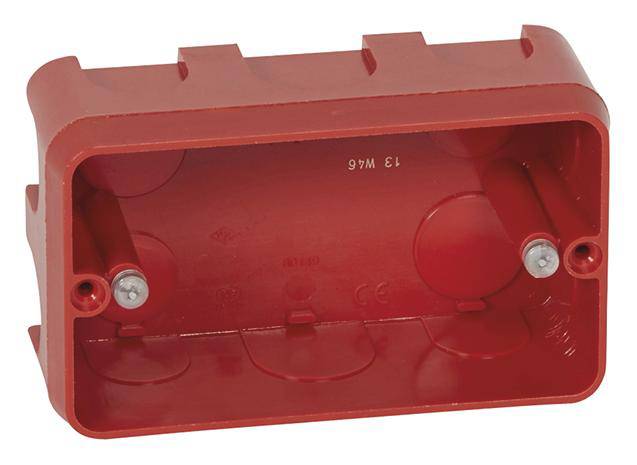 Rote rechteckige Unterputzdose aus Kunststoff, mit Schraublöchern und markierten Stellen für Kabeldurchführungen.