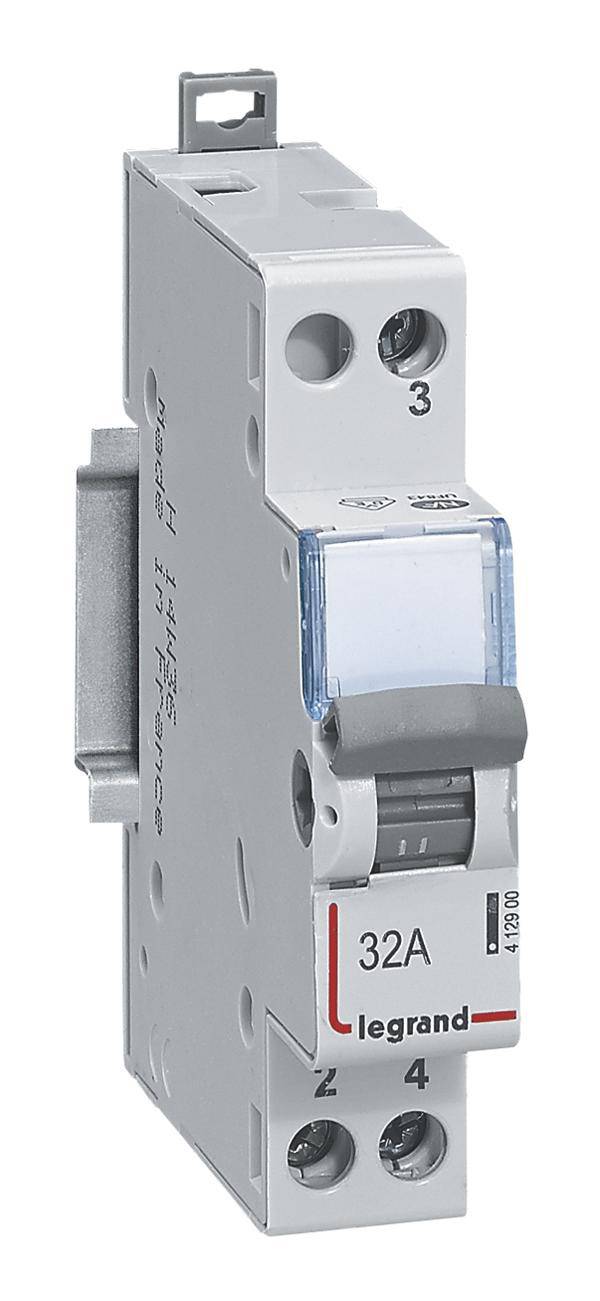 Ein elektronischer Schutzschalter mit der Aufschrift '32A' und dem Markennamen ist in einer Seitenansicht zu sehen.