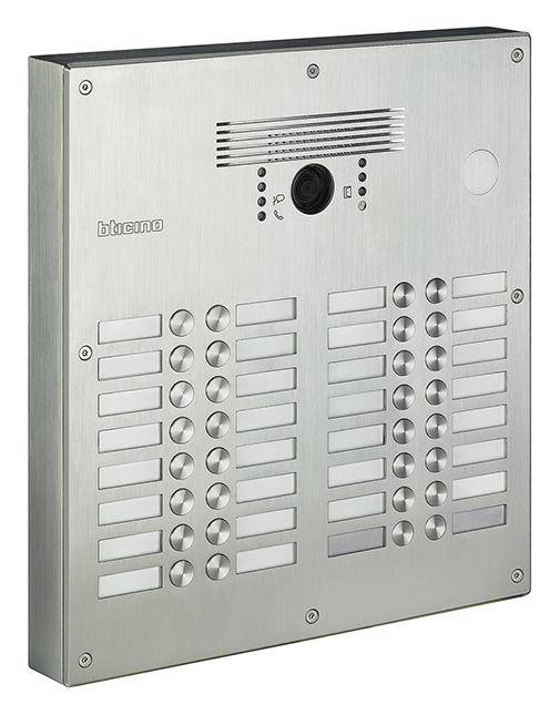 Türsprechanlage mit mehreren Klingelknöpfen und eingebauter Kamera, montiert auf einer Edelstahlplatte.