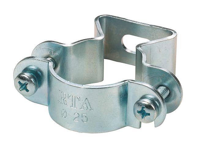 Metallische Rohrschelle mit zwei Schrauben und der Gravur 'RTA Ø 25', verwendet zur Befestigung von Rohren oder Kabeln an Wänden.