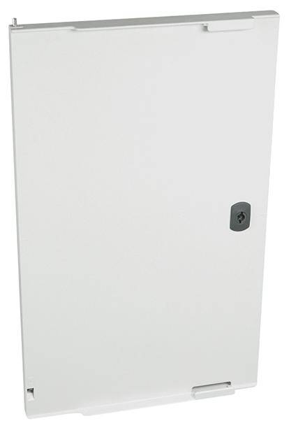 Ein weißes Metallgehäuse mit Verschluss, vermutlich für elektrische oder technische Installationen.