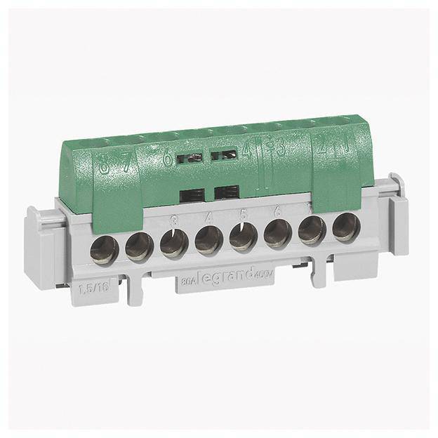 Grüner Verteilerblock mit mehreren Anschlussstellen, geeignet für elektrische Verbindungen und Installationen, auf grauem Gehäuse montiert.