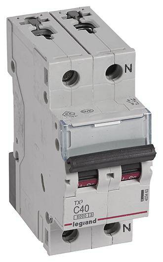 Ein zweipoliger Leistungsschutzschalter der Marke Legrand, Modell TX3 C40. Er ist für den Schutz elektrischer Stromkreise konzipiert.