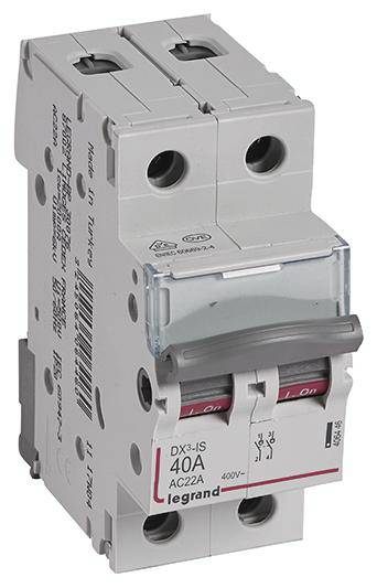 Leistungsschalter mit Hebel, Etikett zeigt '40A' und 'Legrand'. Wird in elektrischen Schaltkreisen zur Steuerung und zum Schutz verwendet.