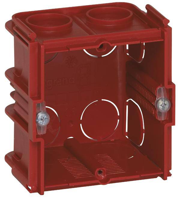 Rote, rechteckige Unterputzdose mit mehreren Öffnungen, für Elektroinstallationen bestimmt.