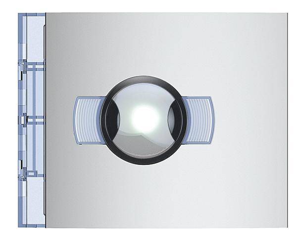 Runde, leuchtende Türöffnertaste in der Mitte einer silbernen Oberfläche, links blaue digitale Steueranzeige.