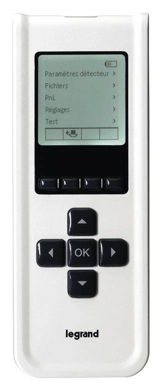 Eine weiße Fernbedienung mit einem Display und Kontrolltasten darunter. Auf dem Display sind Menüpunkte wie 'Paramètres détecteur' sichtbar.