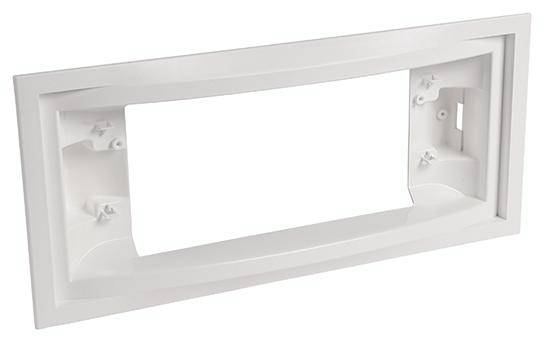 Weißer Kunststoffrahmen mit rechteckiger Öffnung, möglicherweise zum Einbau eines Geräts oder einer Platte.