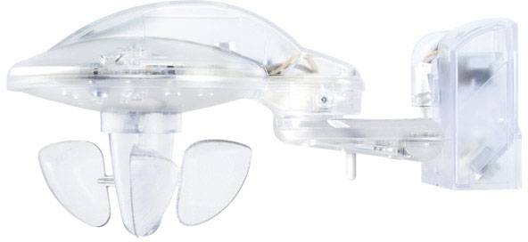 Ein transparenter Kunststoffventilator mit flügelartigen Blattpaaren, montiert an einer Wandhalterung.