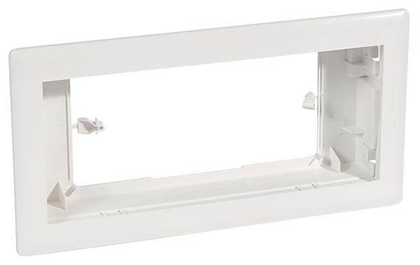Weißer, rechteckiger Kunststoffrahmen, möglicherweise für Wandinstallation oder Unterputzdosen, ohne sichtbare elektronische Komponenten.