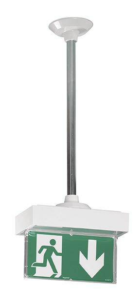 Grüne Notausgangsanzeige hängt an der Decke, zeigt eine laufende Person mit einem Pfeil nach unten, weist auf Fluchtrichtung hin.