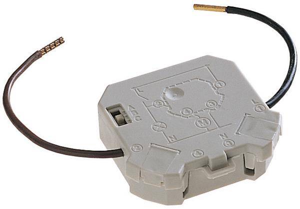 Ein rechteckiges elektrisches Modul mit Kabeln an beiden Enden. Auf der Oberfläche sind symbolische Markierungen und Buchstaben sichtbar.