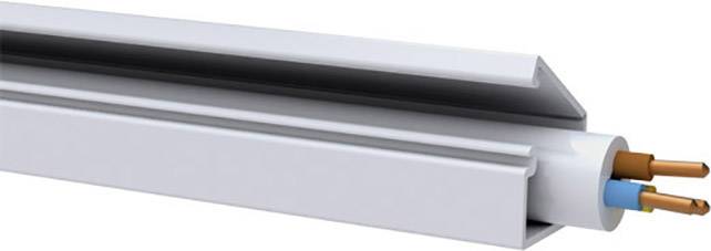 Ein weißer Kabelkanal mit geöffnetem Deckel zeigt zwei isolierte Kupferdrähte und eine blaue Leitung im Inneren.