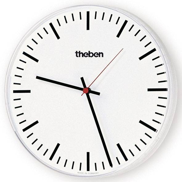 Analoge Wanduhr mit weißem Zifferblatt und schwarzen, schlanken Markierungen. Sekundenzeiger rot. Marke 'theben'. Uhrzeit: 10:10.