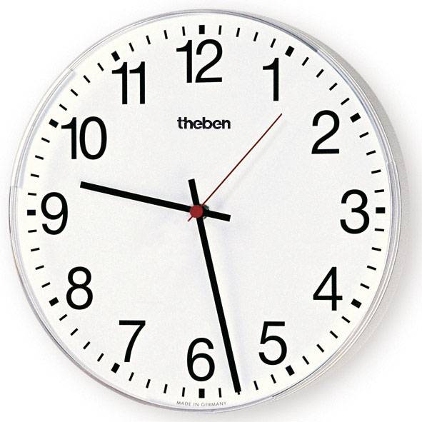 Analoge Wanduhr mit weißem Zifferblatt, schwarzen Zahlen, zwei schwarzen Zeigern und rotem Sekundenzeiger, zeigt 10:09 Uhr.