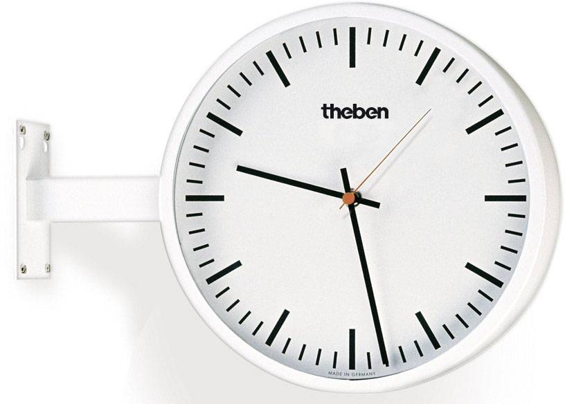 Runde Wanduhr mit weißen Zifferblatt, schwarzen Stunden- und Minutenzeigern, orangefarbenem Sekundenzeiger und Wandsockel.