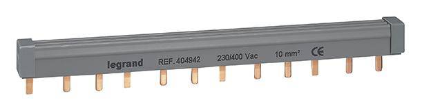 Ein grauer Legrand-Schienenverbinder mit Kupferkontakten, Modell REF 4049/42, für 230/400 Vac, 10 mm².