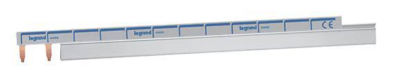 Ein elektrischer Sammelschienenverbinder von Legrand, bestehend aus einer langen, schmalen Schiene mit blauen Markierungen und zwei Kupferanschlüssen.