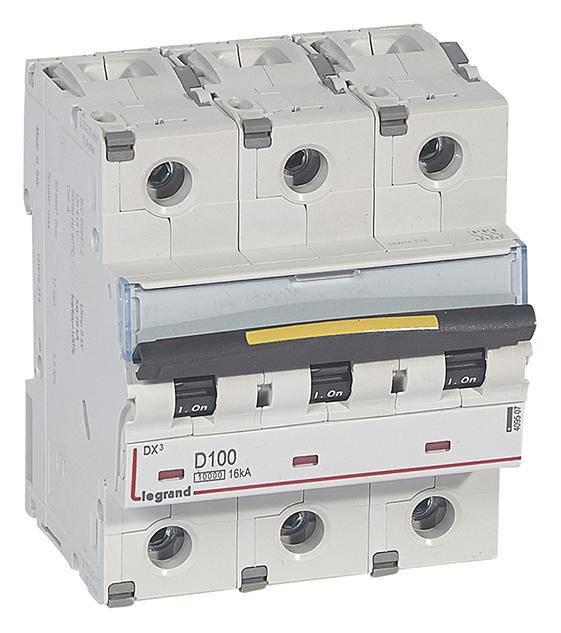 Ein dreipoliger Leitungsschutzschalter der Marke Legrand, Modell D100, 16kA, mit Schalthebeln und Beschriftung zur Stromkreisunterbrechung.