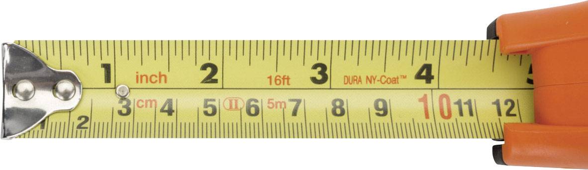 Ein Maßband zeigt Zoll- und Zentimeter-Markierungen bis 16 ft bzw. 5 m. Die Skala hat gelbe Farbe und schwarze Zahlen auf rotem Gehäuse.