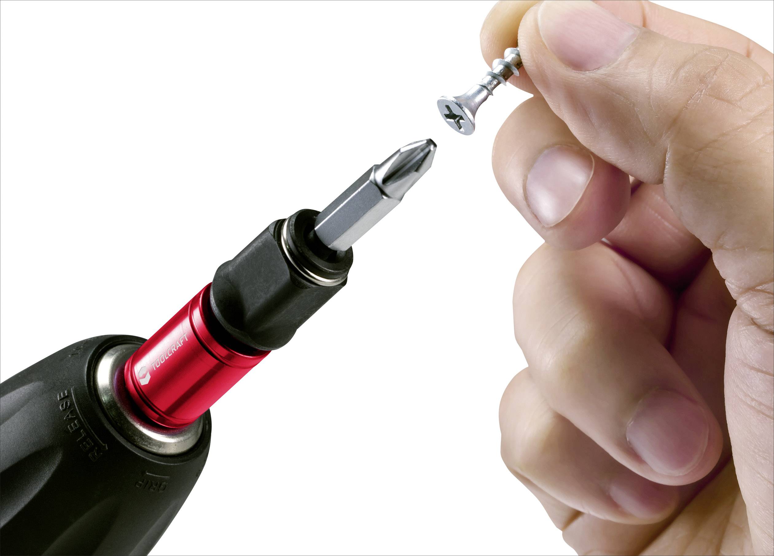 Ein elektrischer Schraubenzieher dreht eine Schraube, die von einer Hand festgehalten wird.