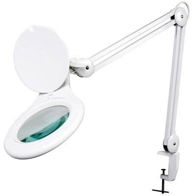 Eine weiße LED-Lupenlampe mit flexiblem Arm und Tischklemme, die zur Vergrößerung kleiner Details bei Handarbeiten verwendet wird.